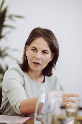 <p>Annalena Baerbock (Bündnis 90 Die Grünen), Bundesministerin des Auswärtigen, gibt der Funke Mediengruppe am 05.09.2023 ein Interview in ihren Büroräumen im Auswärtigen Amt.< p> Politik Deutschland Berlin Berlin Copyright: AnikkaxBauer