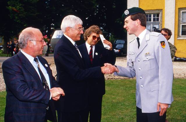 Norbert Blüm und Christian Schwarz Schilling (?) begrüßen einen Hauptmann des Heeresmusikkorps, Deutschland um 1991. Copyright: HartwigxValdmanis Nur redaktionelle Nutzung. Editorial usage only. VAL_720002262