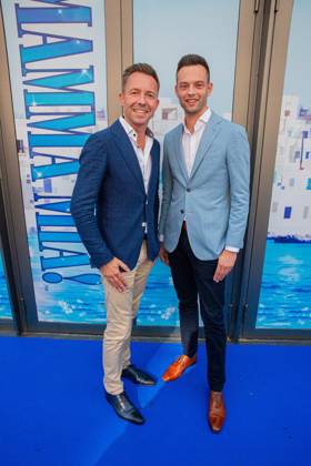 AMSTERDAM - Michael van Hoorne and new partner on the blue carpet during the premiere of Mamma Mia!, the updated version of the musical. ANP WESLEY DE WIT netherlands out - belgium out Copyright: xx x477852386x originalFilename: 477852386