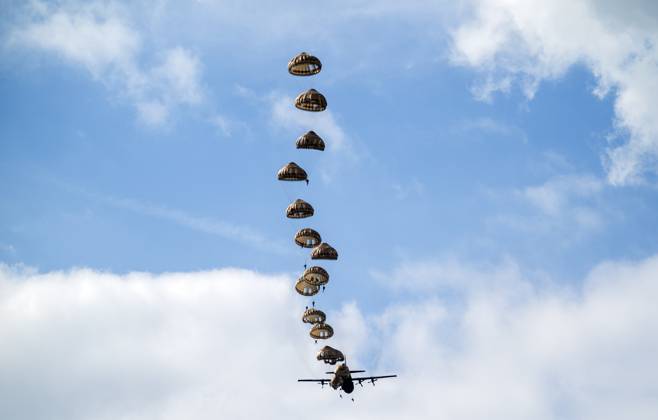 Bilder des Jahres 2023, News 09 September News Themen der Woche KW37 News Bilder des Tages EDE - Parachutists are dropped above the Ginkelse Heide during the media day of the international parachuting exercise Falcon Leap. Red Berets train with NATO allies to drop soldiers and equipment. During military missions, areas that are difficult to reach can be supplied in this way. ANP JEROEN JUMELET netherlands out - belgium out Copyright: xx x478231565x originalFilename: 478231565