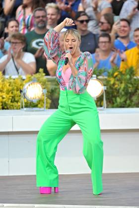 ZDF Fernsehgarten singer Beatrice Egli during the ZDF entertainment show Fernsehgarten on 17 09 2023 in Mainz 20230917MWI102149