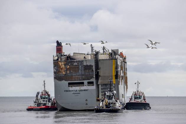 Bilder des Jahres 2023, News 09 September News Themen der Woche KW38 News Bilder des Tages Niederlande, Abgebrannter Autofrachter Fremantle Highway verlässt Eemshaven EEMSHAVEN - The Fremantle Highway is being towed from the Eemshaven to the port of Rotterdam. The cargo ship is further dismantled in the port of Rotterdam. Earlier, a fire broke out on the ship, north of Ameland. One person was killed and several people were injured. The ship was carrying more than 3,700 cars at the time of the fire. ANP VINCENT JANNINK netherlands out - belgium out Copyright: xx x478872817x originalFilename: 478872817