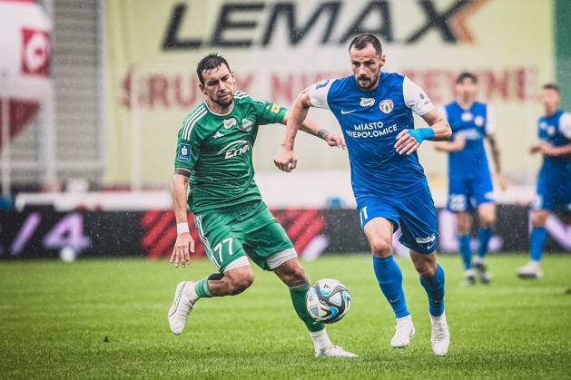 RADOM 23.09.2023 MECZ 9. KOLEJKA PKO EKSTRAKLASA SEZON 2023 24 --- POLISH FOOTBALL TOP LEAGUE MATCH: RADOMIAK RADOM - PUSZCZA NIEPOLOMICE CHRISTOS DONIS MATEUSZ CHOLEWIAK FOT. Kacper Pacocha 400mm NEWSPIX.PL --- Newspix.pl 062_PAC_0552