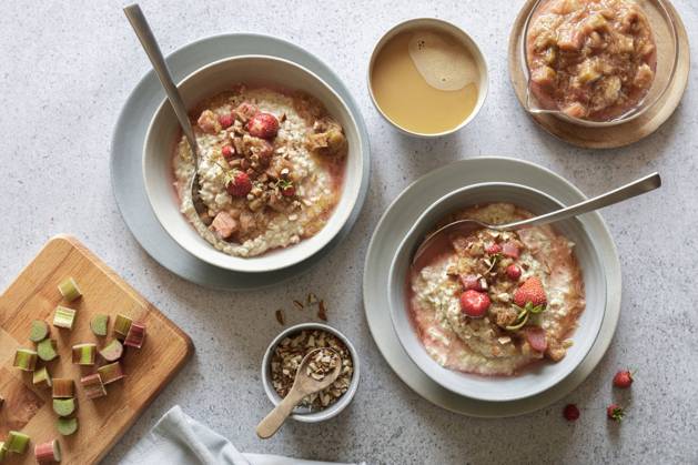 Studio shot of two bowls of vegan porridge with strawberries and almonds, EVGF04391