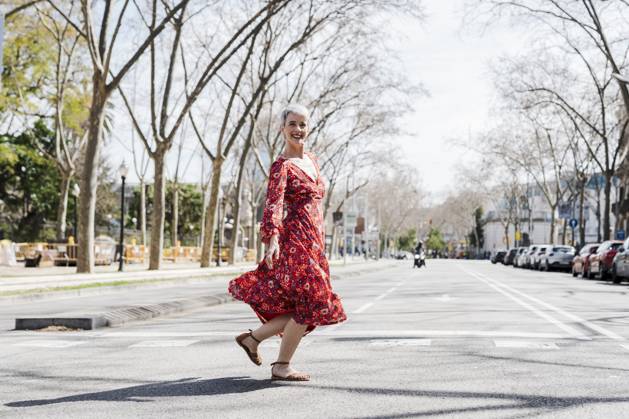 Smiling woman dancing on street in city model released, Symbolfoto, JCZF01261