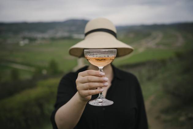 Creative Highlights Symbolbilder Woman hiding face with rose wine glasses model released, Symbolfoto, YBF00128