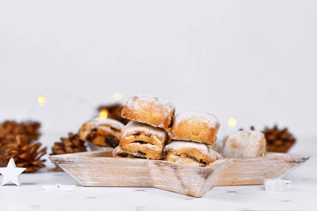 German Studs, a Fruit bread with Nuts, Spices and dried Fruit with Powdered sugar, the traditional to Christmas time served will Copyright: imageBROKER/Firn ibxmob09666194.jpg