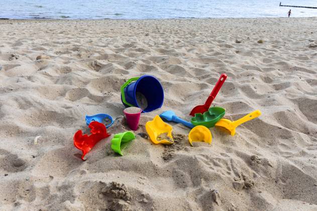 Sand toys Numerous people spend their summer vacations on sandy beaches As destinations for mass tourism, beaches often offer a variety of opportunities for relaxation, sports swimming, sunbathing and fun for children Symbol photo, symbol image Kellenhusen, 26 09 2023 Foto:xB.xSchubertx xFuturexImagex badestrand_3907
