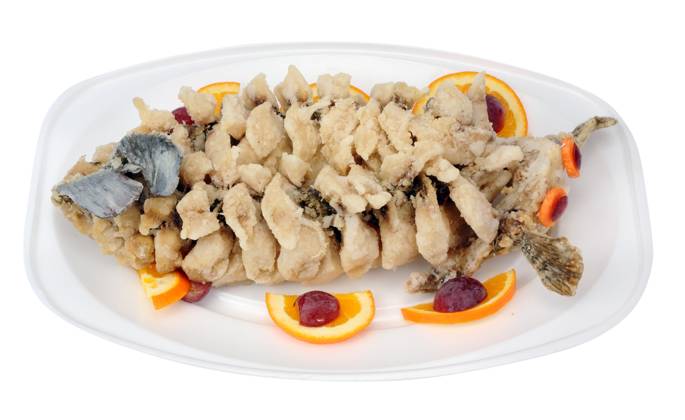 IMAGO Creative, Food, Karpfen-Saison Fried carp fish in Chinesse style Fried New Year carp fish in Chinese style lie on plastic thermo plate. Isolated with patch Copyright: xZoonar.com AleksandrxVolkovx 11754063