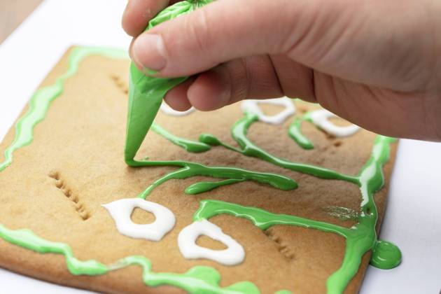 Draw with cream icing on a gingerbread master class. Draw with cream icing on a gingerbread master class. Copyright: xZoonar.com LazarenkaxSviatlanax 20514940
