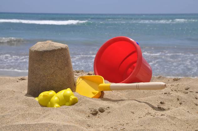 Spielzeug an einem Strand sandstrand, strand, sand, küste, meer, schaufel, eimer, spielzeug, spielen, buddeln, sandspielzeug, urlaub, vergnügen, welle, wellen, blau, gelb, bunt, schippe, eimerchen, reise, tourismus,sandkuchen Copyright: xZoonar.com VolkerxRauchx 6173436