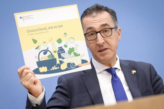 Bundespressekonferenz, presentation of the Ernaehrungsreport 2023 Cem Oezdemir Gruene shows up a board with the cover page of the report, at the presentation of the Ernaehrungsreport 2023, Berlin , 13 10 2023 Berlin Berlin Germany