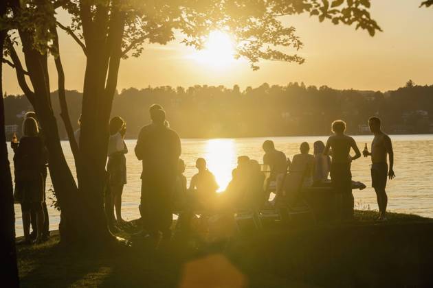Group of young friends partying at lakeside during sunset, Bavaria, Germany Bavaria, Germany, Europe CR_RONI150802-00212-01 ,model released, Symbolfoto