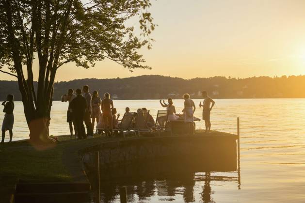 Group of young friends partying at lakeside during sunset, Bavaria, Germany Bavaria, Germany, Europe CR_RONI150802-00214-01 ,model released, Symbolfoto