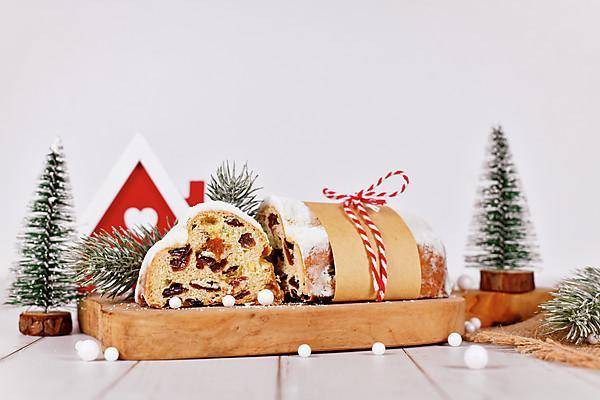 aufgeschnittener German Studs, a Fruit bread with Nuts, Spices and dried Fruit with Powdered sugar, the traditional to Christmas time served will Copyright: imageBROKER/Firn ibxmob09742389.jpg