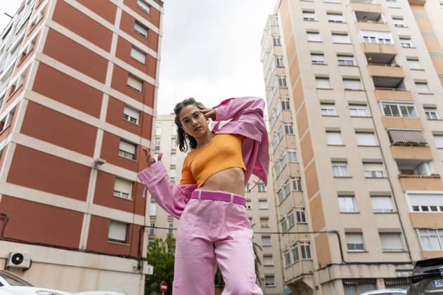 Woman dancing in front of building model released, Symbolfoto, AFVF09285
