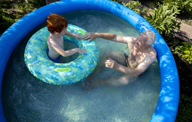 Grandfather and grandson spending leisure time in wading pool at garden model released, Symbolfoto, MBLF00001
