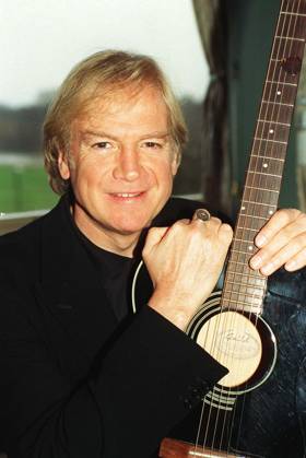 JUSTIN HAYWARD British Pop Singer (Member of the pop group The Moody Blues ) Seen at the launch of his new solo album The View From The Hill . Bandphoto Agency Photo B21 012712 B-02 19.02.1997 JUSTIN HAYWARD British Pop Singer (Member of the pop group The Moody Blues ) Seen at the launch of his new solo album The View From The Hill . Bandphoto Agency Photo B21 012712 B-02 19.02.1997, Credit: Band Photo uppa.co.uk Avalon United Kingdom  Copyright: x xBandxPhotox xuppa.co.ukx xAvalonx 0504814871