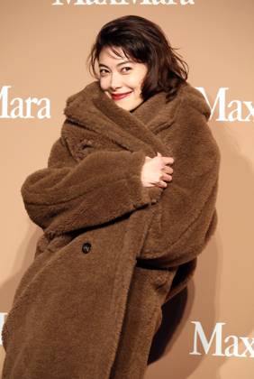 Bilder des Jahres 2023, Entertainment 11 November Entertainment Themen der Woche KW44 November 1, 2023, Tokyo, Japan - Japanese model Hikari Mori poses for photo at Italian fashion brand Max Mara s Teddy Ten Park opening event in Tokyo on Wednesday, November 1, 2023. Max Mara will open a two-day event to celebrate the 10th anniversary of the brand s Teddy Bear Coat from November 2. (photo by Yoshio Tsunoda AFLO)  , aflo_234339815.jpg,
