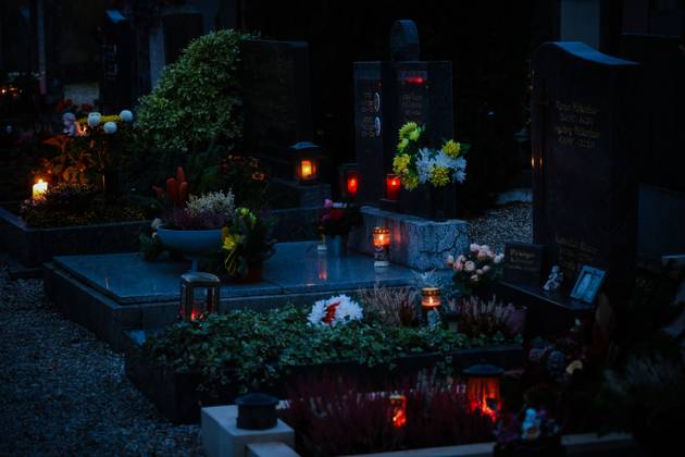 01 11 2023, Braunau am Inn, AUT, Unterwegs in der Oberoesterreich, photo event, theme image, various theme images, symbol image, cemetery, All Saints Day, All Souls Day, in the picture cemetery, grave, grave digger, cemetery, flower arrangement, flowers, flower decoration, cross, Engl, Engerl, candle, light candles, grave, grave light, flowers, symbol image, feature,