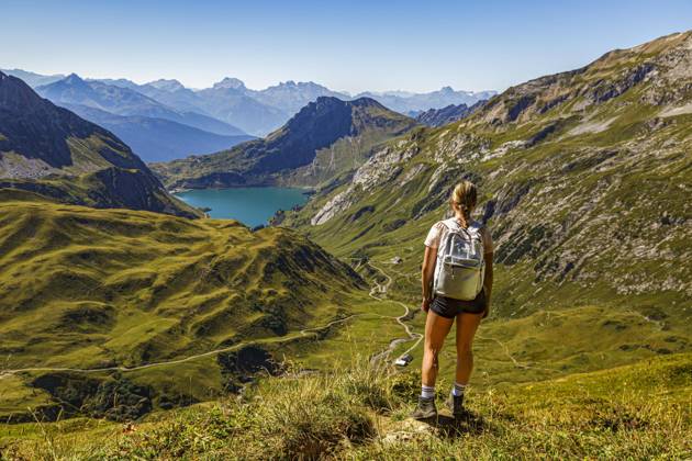 a Boy Woman is to a Hiking trail at a mountain and looks at the Spullersee in Vorarlberg Lech Austria Copyright: imageBROKER/ThomasxHeitz ibxtsh09785826.jpg ,model released, Symbolfoto ,property released