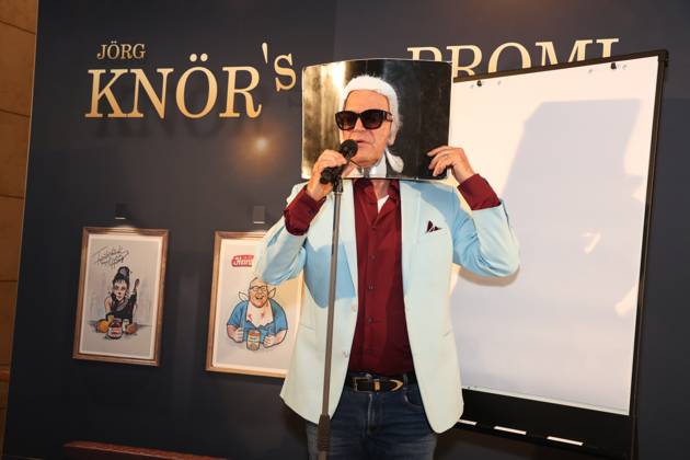 Jörg Knör parodies Karl Lagerfeld, Jörg Knör now presents his original cartoons in Hamburg The entertainer, parodist and caricaturist shows his drawings, which depict prominent personalities in a humorous and exaggerated way, under the motto Hamburg meine Perlen at the Walentowski Galerie in the Europa Passage Hamburg, vernissage on 4 11 2023