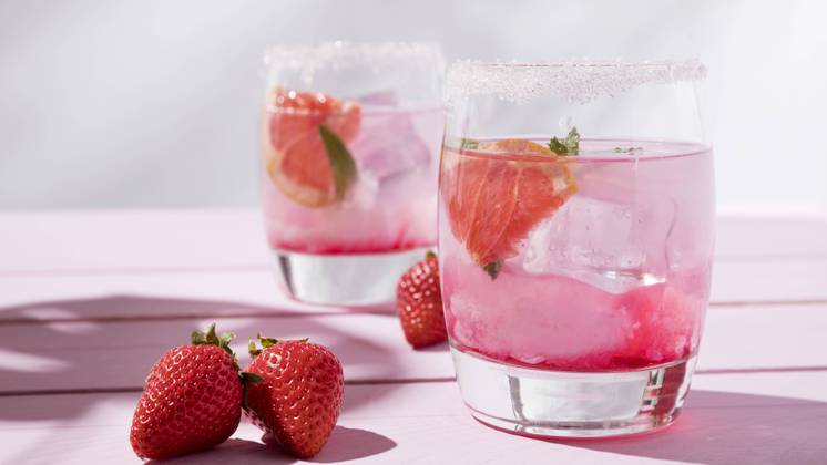 Glass with cold Strawberry flavor Drink Copyright: imageBROKER/OleksandrxLatkun ibxole09792725.jpg