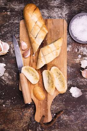 Top view Garlic bread Table Copyright: imageBROKER OleksandrxLatkun ibxole09797430.jpg