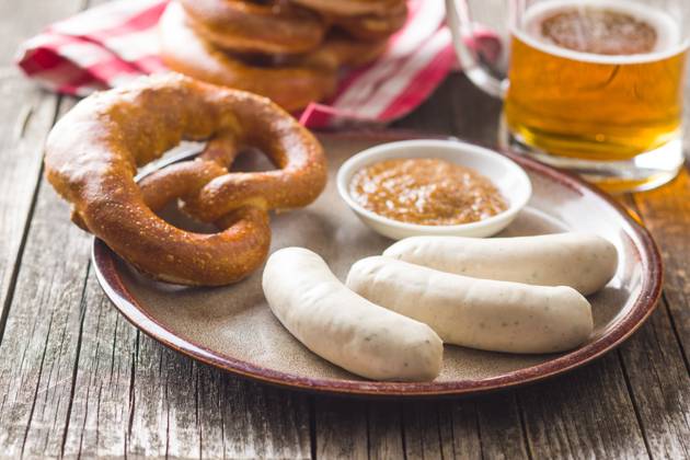 IMAGO Creative, Food, Brotzeit The bavarian weisswurst, pretzel and mustard. The bavarian weisswurst, pretzel and mustard on plate. Copyright: xZoonar.com JIRIxHERAx 12656122