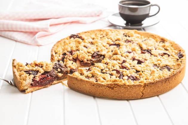 IMAGO Creative, Herbst, Food, Pflaumenkuchen Sweet plum pie. Sweet plum pie. Cut pie on white table. Copyright: xZoonar.com JIRIxHERAx 15287428