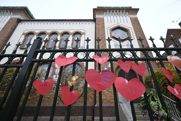 MALMÖ, SWEDEN 20231111 Demonstration of support and hearts on the fence at the Synagogue in Malmö on Saturday MALMÖ SVERIGE x50090x  Copyright: xJohanxNilsson TTx MANIFESTATION SYNAGOGAN MALMÖ Eg138Npce_s