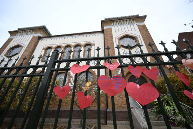 MALMÖ, SWEDEN 20231111 Demonstration of support and hearts on the fence at the Synagogue in Malmö on Saturday MALMÖ SVERIGE x50090x Copyright: xJohanxNilsson TTx MANIFESTATION SYNAGOGAN MALMÖ WsB5s61nIuM