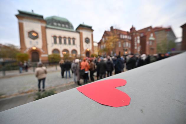 MALMÖ, SWEDEN 20231111 Support demonstration and hearts set up outside the Synagogue in Malmö on Saturday MALMÖ SVERIGE x50090x Copyright: xJohanxNilsson TTx MANIFESTATION SYNAGOGAN MALMÖ JTKVS9Ml-Ts