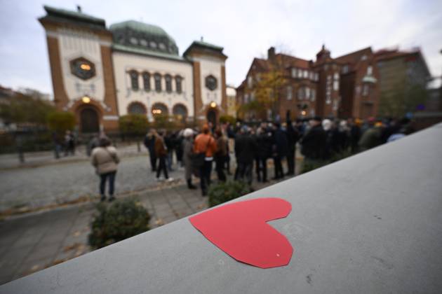 MALMÖ, SWEDEN 20231111 Support demonstration and hearts set up outside the Synagogue in Malmö on Saturday MALMÖ SVERIGE x50090x Copyright: xJohanxNilsson TTx MANIFESTATION SYNAGOGAN MALMÖ ryszxGoeGz8