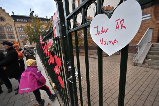 MALMÖ, SWEDEN 20231111 Demonstration of support and hearts on the fence at the Synagogue in Malmö on Saturday MALMÖ SVERIGE x50090x Copyright: xJohanxNilsson TTx MANIFESTATION SYNAGOGAN MALMÖ O3cw23ptvm0