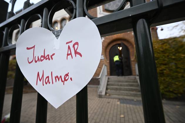 MALMÖ, SWEDEN 20231111 Demonstration of support and hearts on the fence at the Synagogue in Malmö on Saturday MALMÖ SVERIGE x50090x Copyright: xJohanxNilsson TTx MANIFESTATION SYNAGOGAN MALMÖ P3Bm1l3ezWw