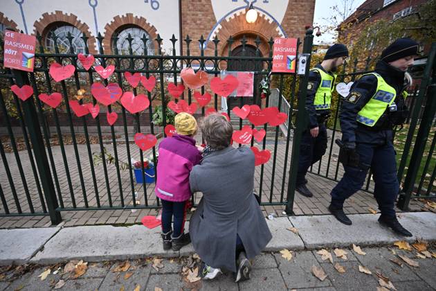 MALMÖ, SWEDEN 20231111 Police at a support demonstration at the Synagogue in Malmö on Saturday MALMÖ SVERIGE x50090x Copyright: xJohanxNilsson TTx MANIFESTATION SYNAGOGAN MALMÖ fy9AkUwLwaA
