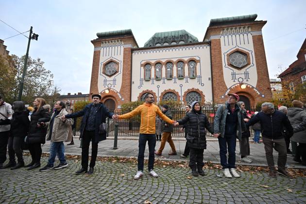 MALMÖ, SVERIGE 20231111 People hand in hand with showan shattak yellow jacket form a ring around the Synagogue in Malmö during a support demonstration on Saturday MALMÖ SVERIGE x50090x Copyright: xJohanxNilsson TTx MANIFESTATION SYNAGOGAN MALMÖ gpgTFe7tCyo