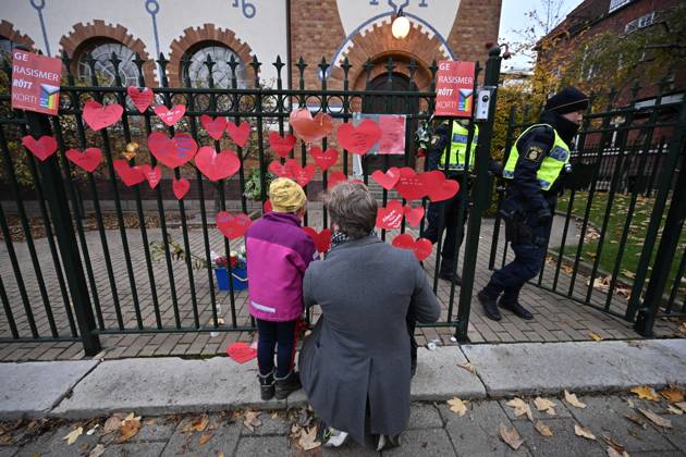 MALMÖ, SVERIGE 20231111 Police at a support demonstration outside the Synagogue in Malmö on Saturday where people put hearts on the fence MALMÖ SVERIGE x50090x Copyright: xJohanxNilsson TTx MANIFESTATION SYNAGOGAN MALMÖ 4SkjG2KS3go