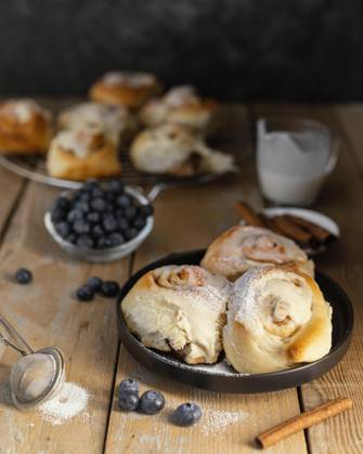 Cinnamon roll Blueberries high Angle Copyright: imageBROKER OleksandrxLatkun ibxole09812594.jpg