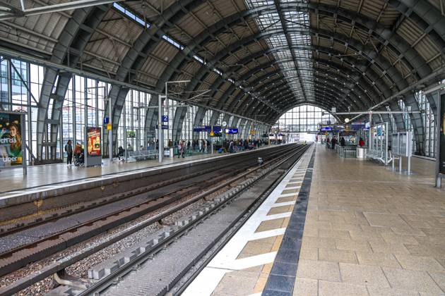 Impressions of Berlin Alexanderplatz station during the strike of the German train drivers union GDL During the train drivers strike, Deutsche Bahn trains are running according to an emergency timetable Empty platform hall Berlin, DEU, Germany, 16 11 2023