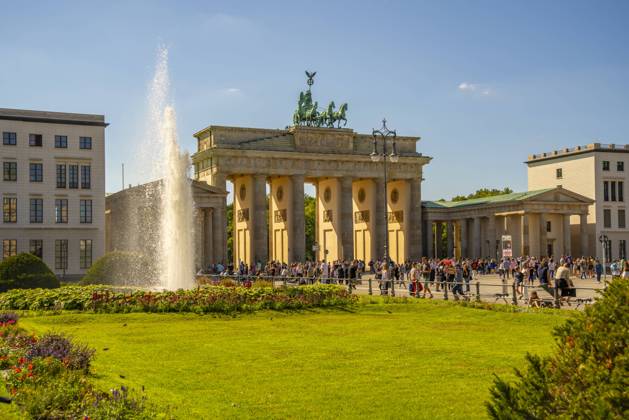 View of Brandenburg Gate and visitors in Pariser Platz on sunny day, Mitte, Berlin, Germany, Europe Copyright: FrankxFell 844-30960 RECORD DATE NOT STATED