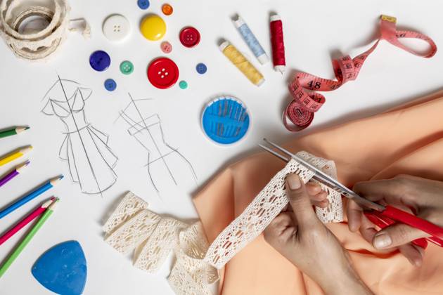 Close-up Hands Cutting Volume Copyright: imageBROKER OleksandrxLatkun ibxole09830565.jpg