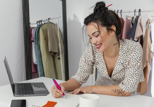 Designer at the Work in their Workshop 2 Copyright: imageBROKER OleksandrxLatkun ibxole09830960.jpg