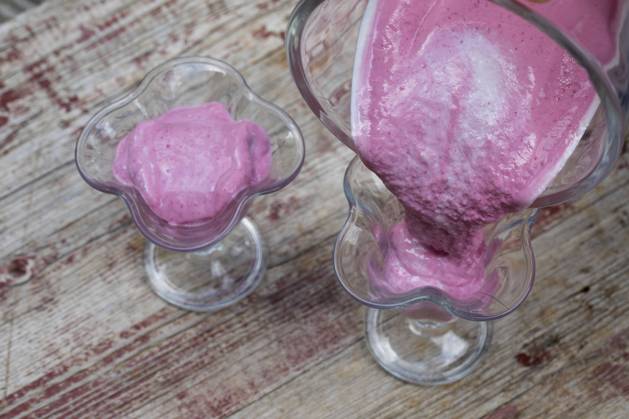 homemade Raspberry soft ice cream from Natural yogurt, Quark with Fruits, Bananas and wild Raspberries were mixed and become in Sundae filled, Serial picture 3 4 selfmade Soft ICE Cream Made of yogurt, qvark and fruits, Bananas and Wild raspberries are mixed, Series Picture 3 4 BLWS698270 Copyright: xblickwinkel F.xHeckerx