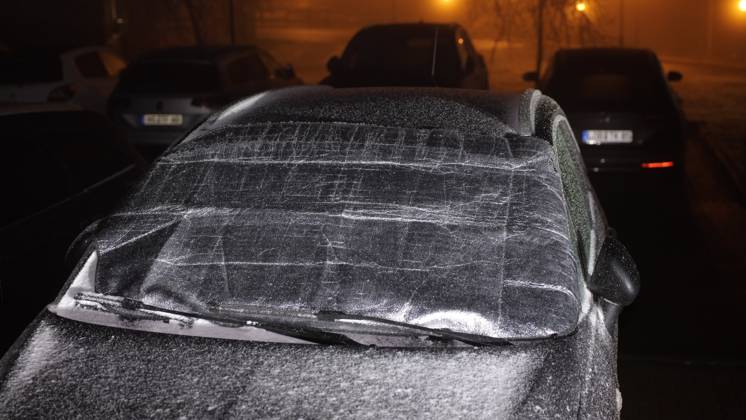 Jetzt schlägt der Winter eiskalt zu. Die Großwetterlage stellte sich seit den Dienstagnachmittag grundlegend um. Mit einer nordwestlichen Strömung werden feucht-kalte Luftmassen nach Deutschland geführt. Dies führt zu Schneefällen in den Mittelgebirgen. Oberhalb von 600 Höhenmetern herrschte seit den Abendstunden Dauerfrost. Eisregen, Schnee und Blitzeis gab es auf dem Fichtelberg. Der Regen gefror bei -2 ¡C. Da wurde der Abendspaziergang über dem Fichtelberg zur Rutschpartie. Ein dicker Eispanzer legte sich über den Fahrzeugen. Ein Autofahrer musste mühevoll kratzen. Nur Mithilfe der Fahrzeugwärme taute sein Fahrzeug so langsam auf. Neben Eisregen gab es einen böigen Nordwind. Verwehungen gab es auf dem Plateau. Touristen waren am Abend di