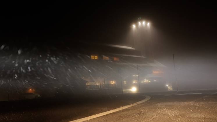 Jetzt schlägt der Winter eiskalt zu. Die Großwetterlage stellte sich seit den Dienstagnachmittag grundlegend um. Mit einer nordwestlichen Strömung werden feucht-kalte Luftmassen nach Deutschland geführt. Dies führt zu Schneefällen in den Mittelgebirgen. Oberhalb von 600 Höhenmetern herrschte seit den Abendstunden Dauerfrost. Eisregen, Schnee und Blitzeis gab es auf dem Fichtelberg. Der Regen gefror bei -2 ¡C. Da wurde der Abendspaziergang über dem Fichtelberg zur Rutschpartie. Ein dicker Eispanzer legte sich über den Fahrzeugen. Ein Autofahrer musste mühevoll kratzen. Nur Mithilfe der Fahrzeugwärme taute sein Fahrzeug so langsam auf. Neben Eisregen gab es einen böigen Nordwind. Verwehungen gab es auf dem Plateau. Touristen waren am Abend di