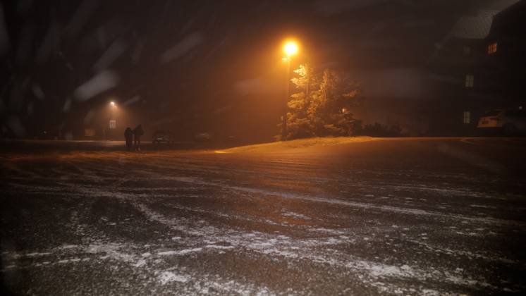 Jetzt schlägt der Winter eiskalt zu. Die Großwetterlage stellte sich seit den Dienstagnachmittag grundlegend um. Mit einer nordwestlichen Strömung werden feucht-kalte Luftmassen nach Deutschland geführt. Dies führt zu Schneefällen in den Mittelgebirgen. Oberhalb von 600 Höhenmetern herrschte seit den Abendstunden Dauerfrost. Eisregen, Schnee und Blitzeis gab es auf dem Fichtelberg. Der Regen gefror bei -2 ¡C. Da wurde der Abendspaziergang über dem Fichtelberg zur Rutschpartie. Ein dicker Eispanzer legte sich über den Fahrzeugen. Ein Autofahrer musste mühevoll kratzen. Nur Mithilfe der Fahrzeugwärme taute sein Fahrzeug so langsam auf. Neben Eisregen gab es einen böigen Nordwind. Verwehungen gab es auf dem Plateau. Touristen waren am Abend di