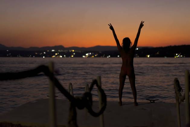 Silhouette of a young girl joyful with her arms up on a lake at dusk Tequesquitengo, Morelos, Mexico R_XAXA220301F7-940553-01 ,model released, Symbolfoto