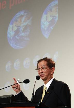 Asian Science Camp opens in S. Korea Asian Science Camp opens in S. Korea Aug. 8, DAEJEON, South Korea -- Yuan T. Lee, the 1986 Nobel Laureate in chemistry, delivers a speech to students at the Asian Science Camp, a gathering of upcoming young scientists and Nobel science laureates, in the central city of Daejeon on Aug. 8. The event, which will run through Aug. 12, is expected to bring together seven Nobel science laureates and 200 young scientists from 19 countries. (Yonhap) 2011-08-08 15:48:48 < 1980-2011 YONHAPNEWS AGENCY. .> ëÀü EDITORIAL USE ONLY  Copyright: xx PYH2011080805600034100 YonhapxNewsx yonphotos041572